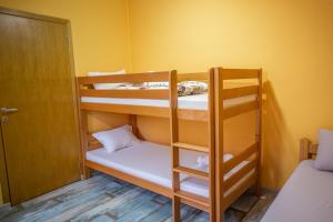 سرير أو أسرّة في غرفة في Passenger Hostel