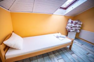 سرير أو أسرّة في غرفة في Passenger Hostel