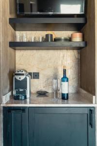butelka wina na blacie w kuchni w obiekcie Santorini Sky, The Lodge w mieście Pirgos