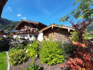 dom z ogrodem przed nim w obiekcie Hochalmbahnen Chalets Rauris 1-05 WE1 Maislaufeldweg 1h EG w mieście Rauris
