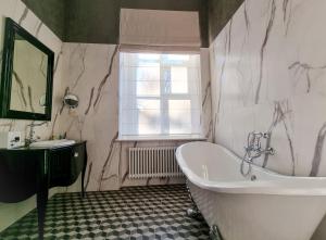 ワルシャワにあるTiffi Old Town Hotelのバスルーム(バスタブ、シンク付)、窓が備わります。 +37枚の写真