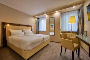 Postel nebo postele na pokoji v ubytování Cityhotel Kaiser Karl Aachen