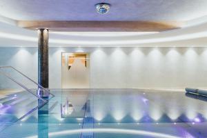 Bazén v ubytování Hotel Tauernhof nebo v jeho okolí