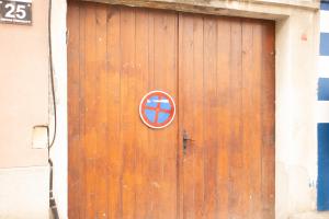 شهادة أو جائزة أو لوحة أو أي وثيقة أخرى معروضة في Passenger Hostel