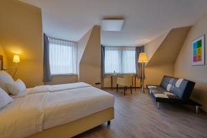Postel nebo postele na pokoji v ubytování Cityhotel Kaiser Karl Aachen