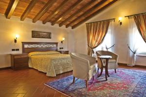 um quarto com uma cama, uma mesa e cadeiras em Bes Hotel Bergamo Cologno al Serio em Cologno al Serio mais 37 fotografias