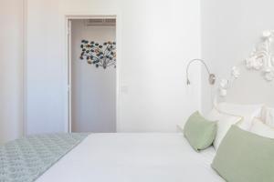 Un pat sau paturi într-o cameră la Alfama Amazing Scenic River and City View Charming apartment With 2 bedrooms and AC 19th Century Building
