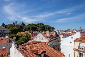 リスボンにあるAlfama Amazing Scenic River and City View Charming apartment With 2 bedrooms and AC 19th Century Buildingの市街の景色
