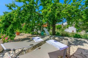 Ein Garten an der Unterkunft House Milenka
