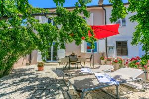 Ein Garten an der Unterkunft House Milenka