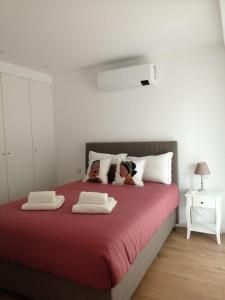 - une chambre avec un lit rouge pour 2 personnes dans l'établissement Bairro da Apresentação no coração de Aveiro, à Aveiro
