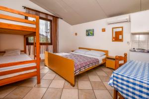 una camera con 2 letti a castello e una cucina di Apartments Jakoubek a Podglavica