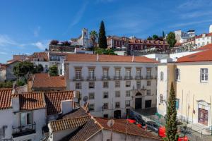 vista sulla città dal tetto di un edificio di Alfama Stunning River and Historic City Views 2Bedrooms & 2Bathrooms AC Balcony 18th Century Building a Lisbona