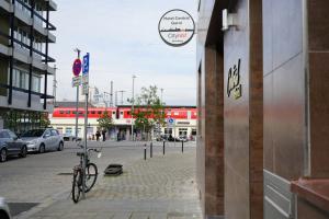 un vélo garé sur le côté d'une rue de la ville dans l'établissement Hotel Central City Hbf Nürnberg, à Nuremberg