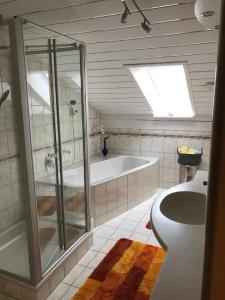 y baño con ducha, bañera y lavamanos. en Ferienwohnung Theresa, en Waldkirchen