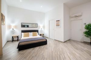 - une chambre avec un grand lit et du parquet dans l'établissement Navona 7 Suite, à Rome