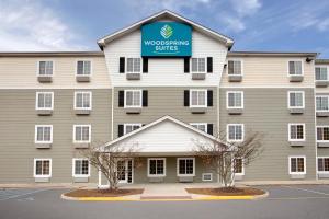 a building with a sign that reads woodworking suites at WoodSpring Suites Clarksville Ft. Campbell in Clarksville