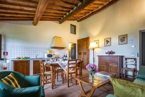 uma cozinha e sala de estar com mesa e cadeiras em Villa S.Andrea em San Casciano in Val di Pesa