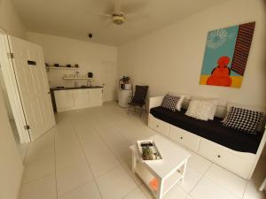 een woonkamer met een bank en een tafel bij A2 APARTMENT budget at JAN THIEL Curacao in Jan Thiel
