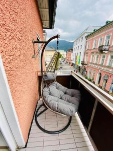 weranda z krzesłem na balkonie w obiekcie Abschalten im Zentrum von Bad Ischl w mieście Bad Ischl +17 zdjęć