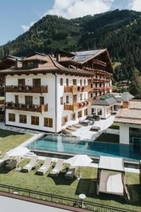 um hotel com piscina e um resort em Hotel Tauernhof em Grossarl