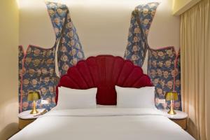 Postel nebo postele na pokoji v ubytování Folk Boutique Hotel
