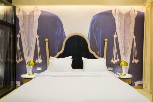 Postel nebo postele na pokoji v ubytování Folk Boutique Hotel
