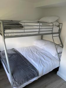 Etagenbett in einem Zimmer neben einem Bettlaken in der Unterkunft Chalet 208 In Glan Gwna Caernarfon in Caernarfon