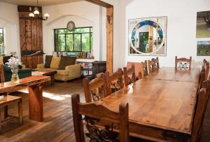 een eetkamer met een grote houten tafel en stoelen bij Vitrage Holiday Village and Spa in Bet Hillel