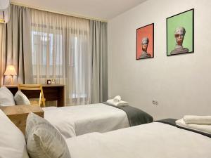 スタラ・ザゴラにあるSpacious & Cozy 2 bed Apartment with Work Space & Fast Wi-fiのホテルルーム ベッド2台付