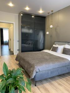 Кровать или кровати в номере Дизайнерские Апартаменты класса Люкс!