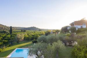 una vista aérea de un jardín con piscina en Helorus Noto - Nocellara, en Noto