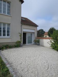 a driveway in front of a house at Duplex contemporain terrasse extérieure parking in Lèves