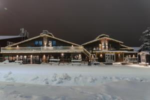 un gran edificio en la nieve cubierto de nieve en Hotell Viktors en Sälen