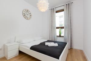 Posteľ alebo postele v izbe v ubytovaní Forum Wola Jana Kazimierza Apartment by Noclegi Renters