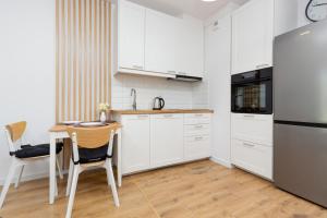 Kuchyňa alebo kuchynka v ubytovaní Forum Wola Jana Kazimierza Apartment by Noclegi Renters