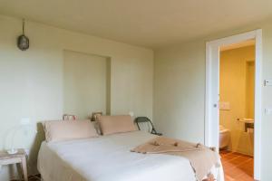 una camera da letto con un letto e un bagno di Studio/Flat Rustic Tuscan Marziani 2 a Capannori