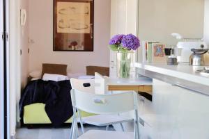 ローマにあるRepubblica Apartmentのキッチン(カウンターに紫色の花瓶付)