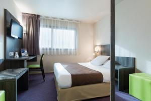 Llit o llits en una habitació de Comfort Hotel Toulouse Sud