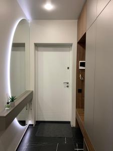 Ванная комната в Дизайнерские Апартаменты класса Люкс!