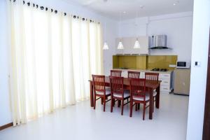 Nawala的住宿－Apna Colombo，厨房配有木桌和椅子