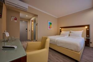 Postel nebo postele na pokoji v ubytování Cityhotel Kaiser Karl Aachen