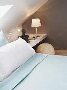 1 dormitorio con 1 cama y 1 mesa con lámpara en Altstadt-Hotel Bielefeld en Bielefeld