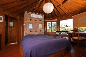 sypialnia z łóżkiem i ceglaną ścianą w obiekcie Perfect Home with Private Beach by Iznik Lake w mieście Bursa