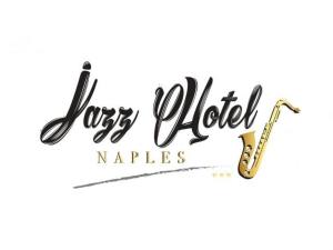 un signe pour un festival de musique avec un saxophone dans l'établissement Jazz Hotel, à Naples