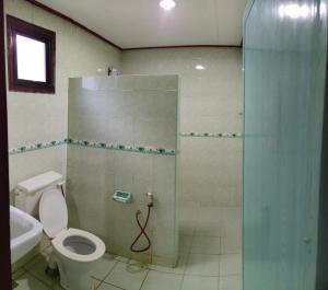 Et badeværelse på SPC South Pacific Chalet SP Barakah at ABC Air Batang Village