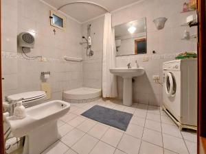 uma casa de banho com um WC e uma máquina de lavar roupa. em Casa Mariu' em Nápoles