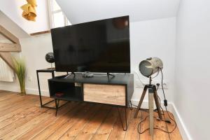 TV a/nebo společenská místnost v ubytování Napoléon Gare 8 T2 Dernier Etage ByLocly