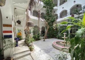 a courtyard with plants and a fountain in a building at Inn Seventh Heaven in Pushkar