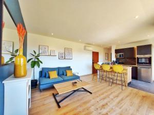 - un salon avec un canapé bleu et des fauteuils jaunes dans l'établissement Appartement MARLENE - Lumineux - Terrasse - WIFI - Clim - Ajaccio, à Ajaccio